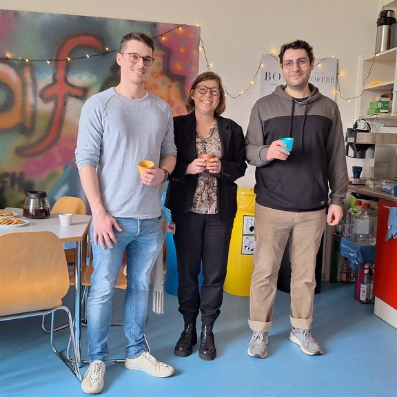 Prof. Dr. Beate Langer präsentierte mit Mervan Haji (rechts) und Exipnos-Produktionsleiter Eduard Putsch das Forschungsprojekt im studentischen Café 144 auf dem Campus der Hochschule Merseburg. 