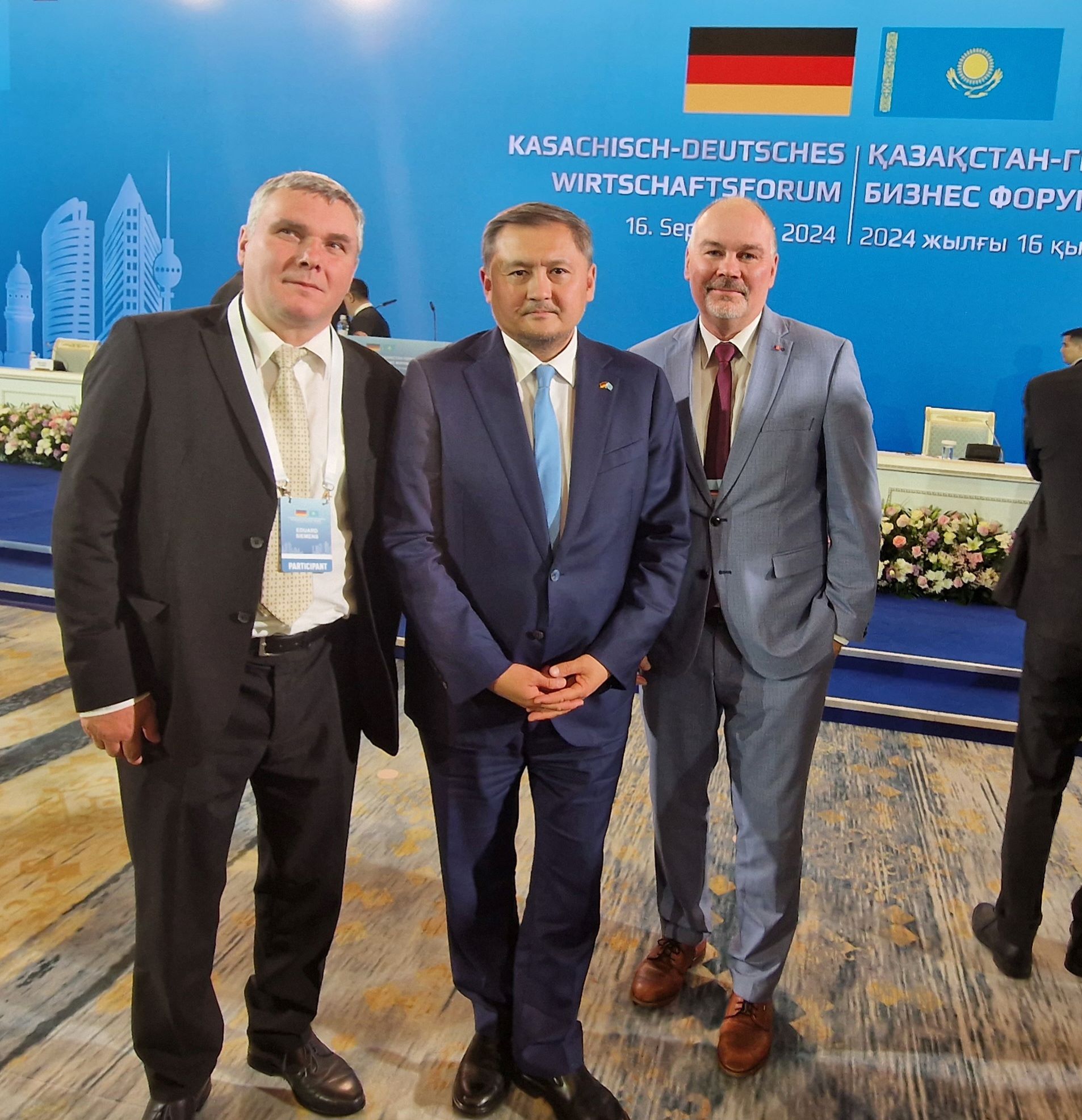 Prof. Eduard Siemens, der kasachische Wissenschaftsminister Sayasat Nurbek und Prof. Jörg Bagdahn beim Wirtschaftsforum am 16.09.24 in Astana (v.l.). Foto: Hochschule Anhalt