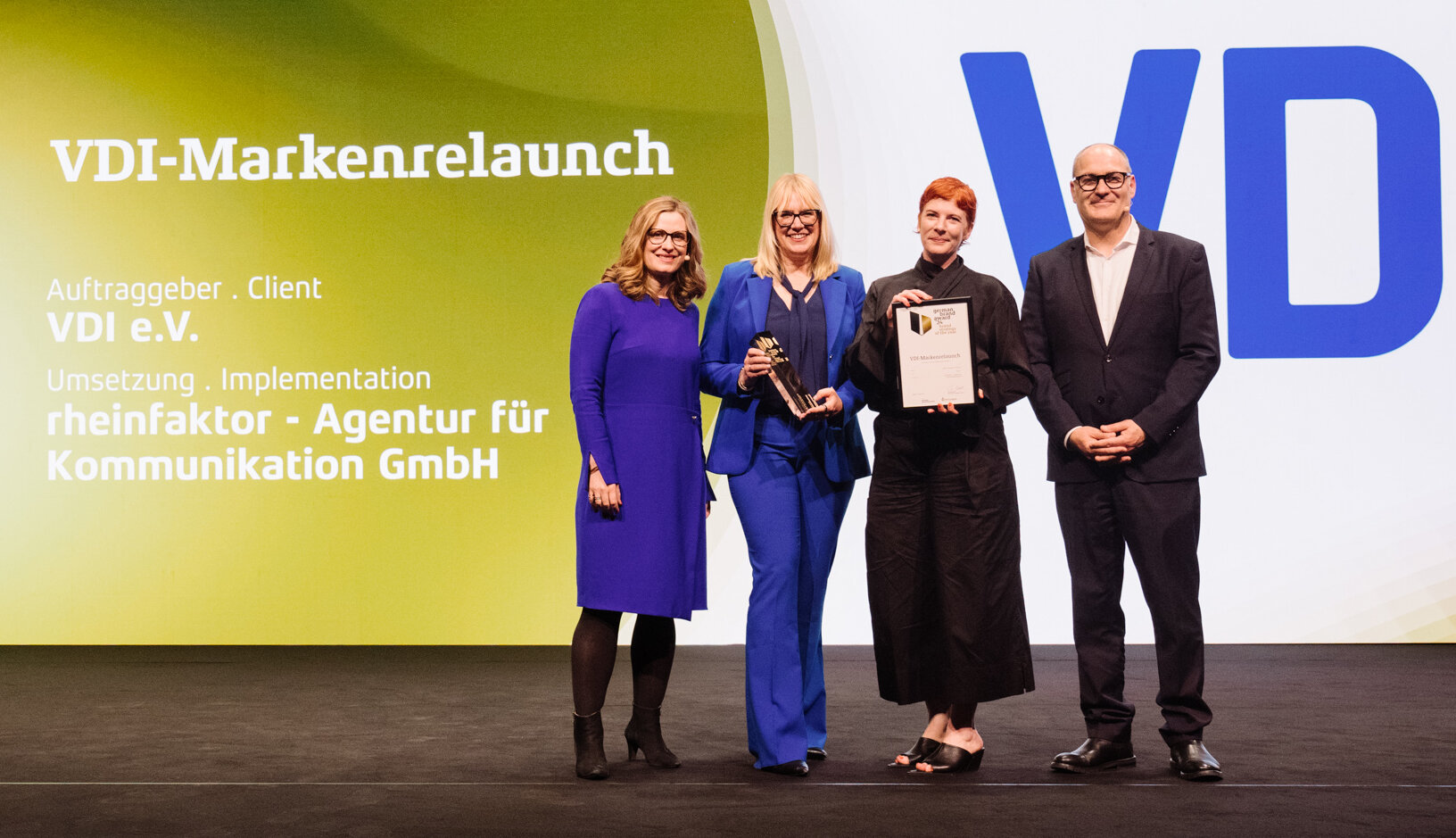 Sandra May (mittig, links) und Judith Schüssler (mittig, rechts) nehmen im Namen des VDI e.V. den German Brand Award 2024 entgegen. Foto: Anna Tiessen 