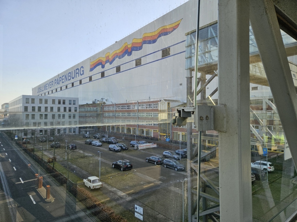 Kleiner Blick auf die große Montagehalle 6 der Meyer-Werft, Foto: Dr. Ronald Oertel Kleiner Blick auf die große Montagehalle 6 der Meyer-Werft, Foto: Dr. Ronald Oertel
