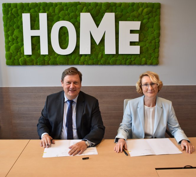 Prof. Dr. Markus Krabbes, Rektor der Hochschule Merseburg, und Prof. Dr. Katrin Böhning-Gaese, Wissenschaftliche Geschäftsführerin des UFZ, freuen sich über die Zusammenarbeit. Prof. Dr. Markus Krabbes, Rektor der Hochschule Merseburg, und Prof. Dr. Katrin Böhning-Gaese, Wissenschaftliche Geschäftsführerin des UFZ, freuen sich über die Zusammenarbeit.